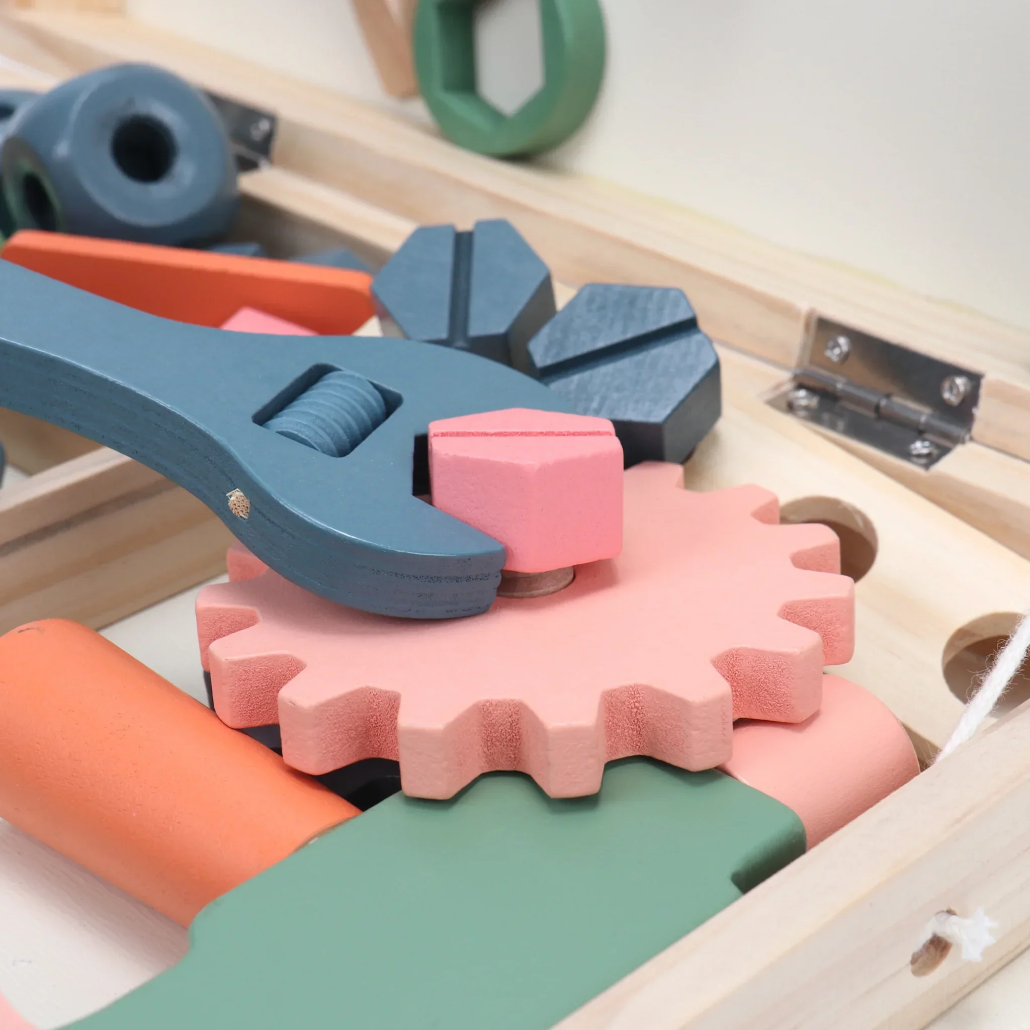 Subeir - Valigetta con attrezzi giocattolo in legno - Image 11